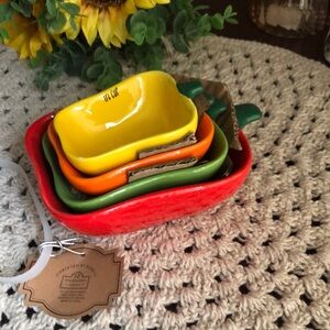 10 Strawberry Street Measuring Cups - PEPPERS